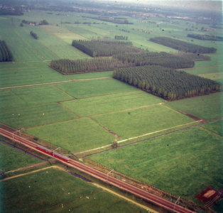 846138 Luchtfoto van de polder Oudwulverbroek bij Oud Wulven (gemeente Houten), met op de voorgrond de spoorlijn ...